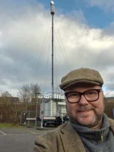Der Ersatzmast konnte auf dem Bauhof der Gemeinde aufgestellt werden, freut sich Bürgermeister Zobel. Foto: Zobel | Gemeinde Morschen
