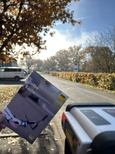 Mit Laserhandmessgerät und gelber Karte waren die jungen und die erfahrenen Kontrolleuere im Blitzereinsatz an der Grund- und Gesamtschule unterwegs. Foto: N.N. | Polizeidirektion Schwalm-Eder