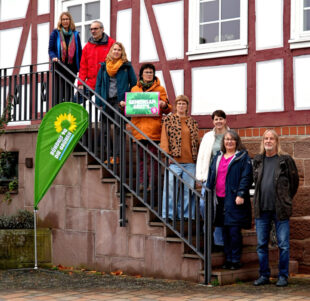 Treffen auf der Treppe: Mit (v.li.) Dr. Elena Martin, Rolf Wölling, Christine Glück, Heide Matschuck, Tamina Naglmeier, Lena Pfaar, Marina Hellwig und Niklas Sobotta nahmen einige Kandidaten der Bündnisgrünen Aufstellung für ein erstes Gruppenbild. Foto: Jörg Warlich