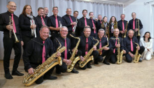 Das Happy-Sound-Orchestra aus Neustadt spielt zum swingenden Weihnachtskonzert in der Schlosskirche auf. Foto: N.N. | pm, WTS Schwalmstadt
