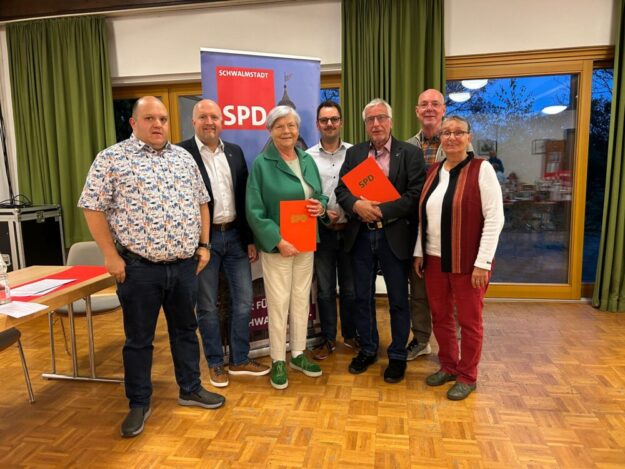 Von links: Daniel Diebel SPD Ortsvereinsvorsitzender, Jan Rauschenberg Vorsitzender des SPD UK Schwalm-Eder-Nord, Ingeborg Huck, Patrick Gebauer SPD Stadtverbandsvorsitzender, Gerhard Hosemann, Jochen Helwig und Beatrice Appenroth. Foto: N.N. | pm, SPD Treysa