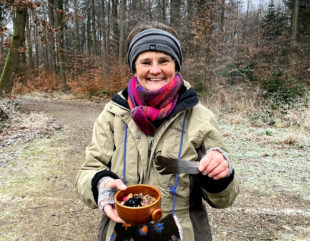 Mit Kräuterfrau Dorothee Schanze geht es am letzten Dezember-Sonntag auf eine Wanderung in die Raunacht. Foto: N.N. | Tourist-Info Melsunger Land