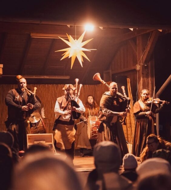 Unvermeydbar bespielen den Mittelalterlichen Weihnachtsmarkt im Tierpark. Foto: N.N. | pm, Tierpark Sababurg