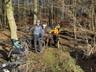 Auf einer vorigen Mountainbike-Tour beiderseits der Höhenzüge der Schwalm genossen die Radfahrer noch die Herbstsonne. Kommenden Sonntag wird es winterlicher zugehen. Foto: Ulrich Wüstenhagen