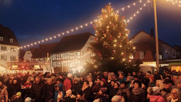 Der stimmungsvolle Schwälmer Weihnachtsmarkt ist immer ein starker Besuchermagnet. Foto: N.N. | pm, Stadt Schwalmstadt