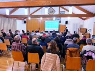 Die Besucherzahl belegt es: Das Gespräch mit Bürgermeister Luca Fritsch im Ortsteil Loshausen stieß auf ein reges Interesse. Foto: N.N. | Gemeinde Willingshausen