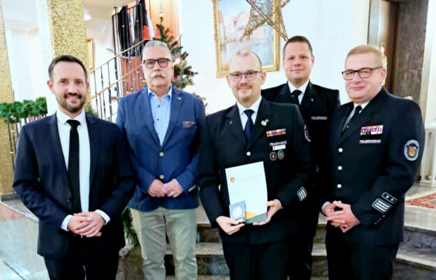 Bürgermeister Luca Fritsch, Vors. der Gemeindevertretung Udo Schölling, Ehrenwehrführer Harald Thiel, stellvertretender Gemeindebrandinspektor Stefan Faust und Gemeindebrandinspektor Ralf Lipphardt (v.li.). Foto: N.N. | Gemeinde Willingshausen