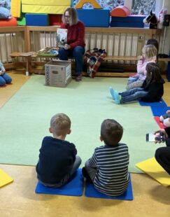 Kerstin Heist, Büchereileiterin in Loshausen, liest ihren aufmerksamen jungen Zuhörern hoch interessante Geschichten vor. Foto: N.N. | Gemeinde Willingshausen