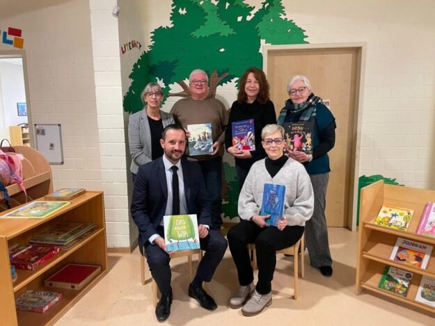 Hinten, v.li.: Michaela Wagenführ, Horst Faust, Andrea Glintzer und Ulli Becker-Dippel; vorn, v.li.: Bürgermeister Luca Fritsch und Kirsten Nahser. Foto: N.N. | Gemeinde Willingshausen