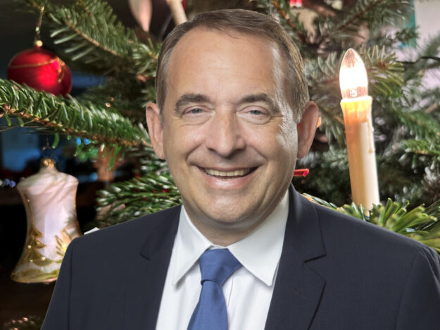Hessens Finanzminister Prof. Dr. R. Alexander Lorz hat den Weihnachtsfrieden in den Finanzämtern ausgerufen. Fotos: © Gerald Schmidtkunz / © Patrick Liste | HMdF