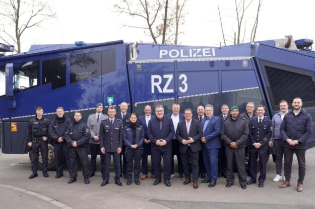Gruppenbild mit Wasserwerfer. Aufstellung nahmen Vertreter von Bundespolizei, Bundeswehr, Bereitschaftspolizei, THW, Feuerwehr und Regierungspräsidium. Foto: N.N. | RP Kassel