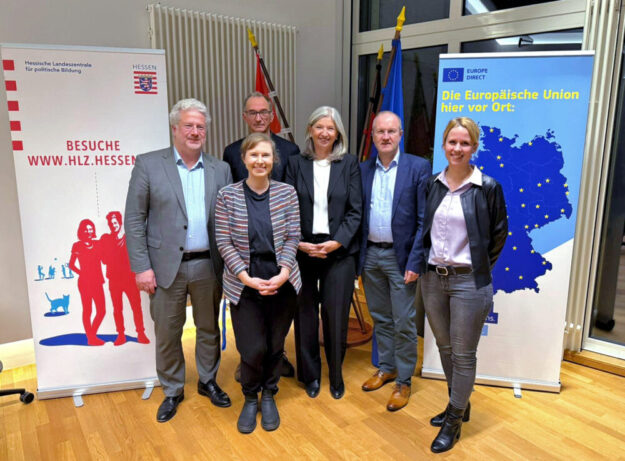Von links: Dr. Stefan Lock (Leiter Regionalvertretung der Europäischen Kommission in Bonn), Friederike Bischoff (EUROPE DIRECT NordOstHessen), Dr. Matthias Dembinski (PRIF Leipzig-Institut für Friedens- und Konfliktforschung), Carla Sappok (Journalistin, Team EUROPE DIRECT Speaker Pool), Prof. Dr. Gunther Hellmann (Goethe-Universität Frankfurt), Jana Nathalie Burg (Hessische Landeszentrale für politische Bildung). Foto: N.N. | ©Hessische Landeszentrale für politische Bildung