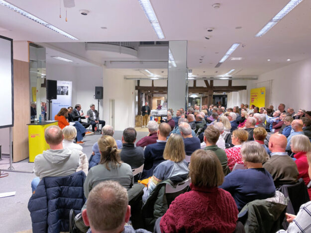 Politik und Wirtschaft debattieren vor vollem Haus über die Zukunft der Innenstädte. Foto: N.N. | pm, FDP Landtagsfraktion