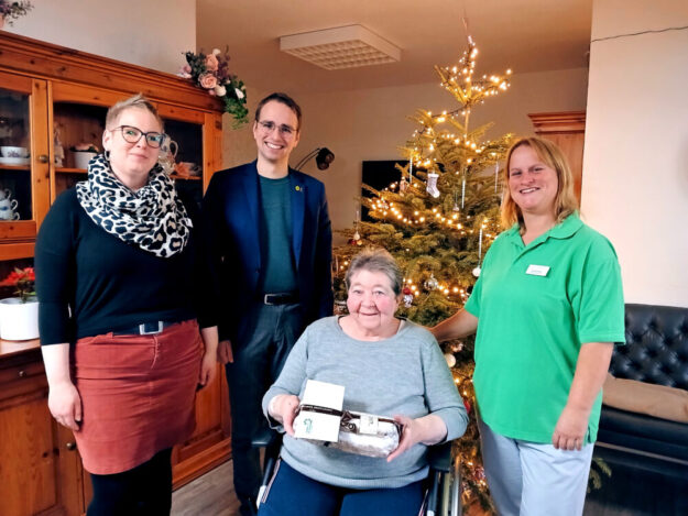 Weihnachtsbesuch im Haus Kikra in Gilserberg: Heimleiterin Carina Braun, Christoph Sippel, MdL, Frau Hesse von der Heimbeiratsleitung, und die Leiterin der Sozialen Betreuung Sara Moteka (von links). Foto: N.N. | B90/DIE GRÜNEN