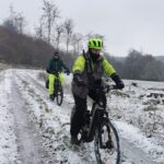 Eine solche winterliche Tour für Leute mit Ausdauer – im Bild Gerald Götte (vorn) und Matthias Mühling – bietet der ADFC am kommenden Sonntag. Foto: Ulrich Wüstenhagen