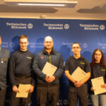 Für zehn Jahre im THW wurden Christoph Stepan, Sven Eichel, Nick Wagner und Deyke Hertwig (v.li.) geehrt. Ortsbeauftragter Jens Pöppe (li.) und Carola Sauer, Leiterin Regionalstelle Homberg/Efze (re.) gratulierten. Foto: N.N. | pm, THW Melsungen