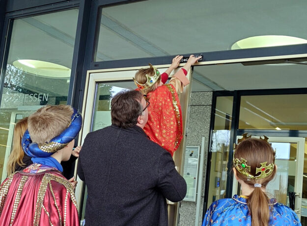 Die königlichen Gäste brachten den traditionellen Segen 20 † C+M+B † 26 (Christus mansionem benedicat; Christus segne dieses Haus) über der Eingangstür des Regierungspräsidiums (RP) Kassel Am Alten Stadtschloss an. Foto: N.N. | RP Kassel