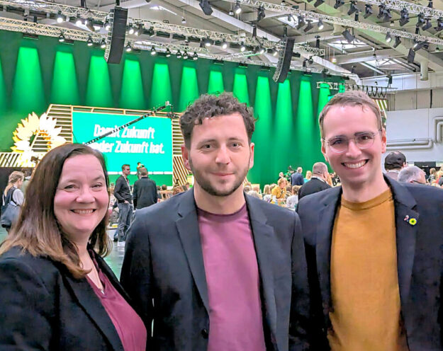 Die bündnisgrüne Kreisvorstandssprecherin Stefanie Pies, Bundesvorsitzender Felix Banaszak sowie der Landtagsabgeordnete und Kreisvorstandssprecher Christoph Sippel (v.li.). Foto: N.N. | pm, BÜNDNIS 90/DIE GRÜNEN Schwalm-Eder