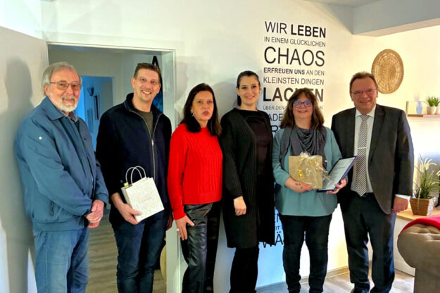 Von links: DTV-Prüfer Dieter Trinks, Bürgermeister Achim Siebert, Fachbereichsleiterin der Wirtschaftsförderung des Schwalm-Eder-Kreises Tatjana Grau-Becker, Kurdirektorin Natascha Rath, Gastgeberin Silke Müller und Landrat Winfried Becker. Foto: Manuela Bachmann