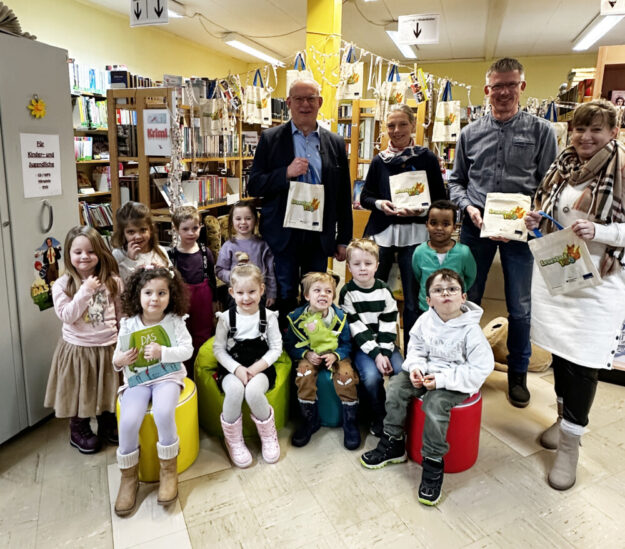 Vize-Landrat Jürgen Kaufmann (Mitte), Dietlind Lembke (3. v. re., Hessische Fachstelle für Öffentliche Bibliotheken), Schwalmstadts Bürgermeister Tobias Kreuter und Karen Homma-Malsam (Leiterin der Stadtbücherei) mit Kindern der Kita Wiegelsweg. Foto: Julian Klagholz | Kreisverwaltung Schwalm-Eder