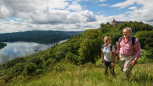 Das Wandern gehört ebenfalls zu den immer beliebteren Urlaubs- und Freizeitaktivitäten. Foto: Paavo Blåfield | © Hessen Tourismus