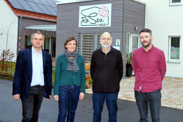 Sie laden in die Ausstellung ein (v.li.): Pfarrer Dierk Glitzenhirn (Altenhilfe Treysa) und Regionalmanagerin Sonja Pauly (Leader-Region Schwalm-Aue); Architekt Johannes Biskamp und Stadtplaner Martin Hering informierten über die kostenlose architektonische Erstberatung. Foto: Ulrich Köster