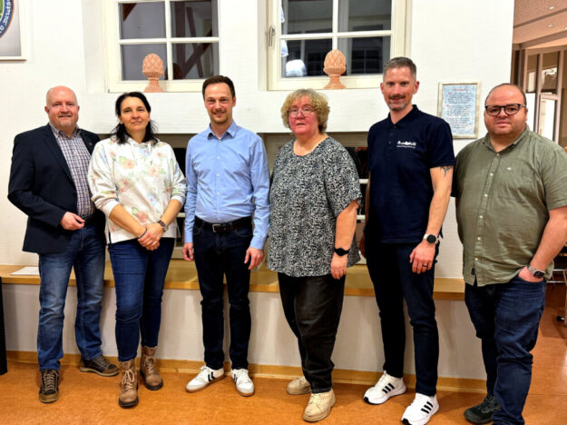 Von links: Vorsitzender Jan Rauschenberg mit Ehefrau Katrin, Dr. Steffen Löwer als Gast aus Hessisch Lichtenau, Neumitglied Heike Käsemodel sowie die Ortsvorsteher Timo Hertwig (Kehrenbach) und Stefan Heinemann (Günsterode). Foto: N.N. | pm, SPD Günsterode-Kehrenbach