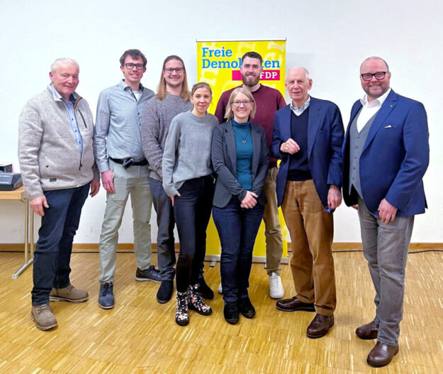 Die Kandidaten der FDP für die Gemeindevertretung Morschen Erwin Döhne, Julian Höhn, Florian Helbig, Kirsten Moews, Benia Hüne, Nico Höhn mit Prof. Dr. h.c. Ludwig Georg Braun und Bürgermeister Roland Zobel (v.li.). Foto: N.N. | pm, FDP Morschen