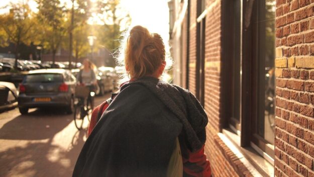 Noch steht Frauen im Schwalm-Eder-Kreis der Weg ins Frauenhaus offen. Der grüne Landtagsabgeordnete Christoph Sippel sieht dennoch Handlungsbedarf. Foto: StockSnap | Pixabay