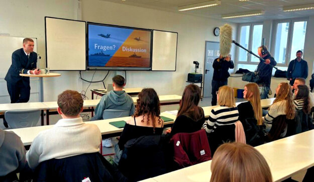Jugendoffizier und Leutnant zur See Philipp Holzapfel (li.) kommt mit dem Auftrag an die Schule, als studierter Politikwissenschaftler über Sicherheitspolitik zu referieren. Foto: Kristina Riemann