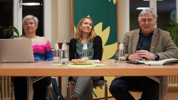 Corinna Hölzel (BUND), Christine Glück (GRÜNE) und MdEP Martin Häusling (GRÜNE). Foto: Jörg Warlich