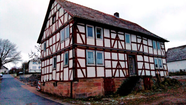 Wenn der Denkmalschutz so überreglementiert wird, dass eine Sanierung wirtschaftlich nicht mehr tragbar ist, verfällt wertvolle Substanz für Wohnraumbereitstellung von ganz allein. Besser wären gelockerte Vorschriften, damit alle etwas vom Denkmalschutz haben. Foto: N.N. | pm, FDP-Kreistagsfraktion