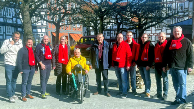Besichtigung des barrierefreien Bandes (v.li.): Daniel Glagow, Martin Kuge, Jan Rauschenberg, Monika Vaupel, Robert Weck, MdL Günter Rudolph, Peter Lindner, Bruno Albrecht, Sven Schäfer, Edwin Hofmann und Olaf Schüßler. Foto: N.N. | SPD-Stadtverband