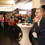 Karikaturist Phil Hubbe im Kreise des Publikums bei der Ausstellungseröffnung. Foto: N.N. | Caricatura Galerie