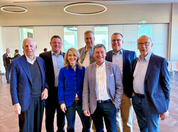 Von links: Prof. Ludwig Georg Braun, Dr. Ralf-Urs Giesen, Wiebke Knell MdL, Nils Weigand, Frank Pfau, Andreas Rethagen und Dieter Posch. Foto: Dr. Ralf-Urs Giesen | Haus Schwarze Adler, Dagobertshausen