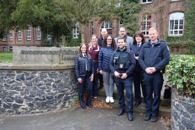 Gruppenbild mit Schulleitung, Lehrkräften und Polizei. Foto: ots | Presseportal