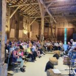 Zum Konzert in der Scheune des Ruhlengutes bringt jeder seine Sitzgelegenheit selbst mit. Foto: Angelika Adamaschek