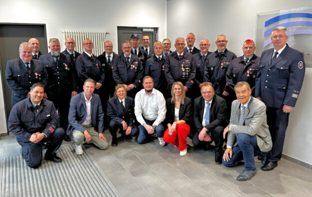 Knieend (v.li.): GBI Jesberg Michael Jung, BGM Frielendorf Jens Nöll, KBI Tanja Dittmar, BGM Jesberg Heiko Manz, BGM Gudensberg Sina Massow, Landrat Winfried Becker und BGM Fritzlar Hartmut Spogat. Hi.v.li.: Wilfried Stemmler (Sonderstufe 50 Jahre), SBI Gudensberg Markus Iffert, Horst Nachbar, Ralf Haaß, Hauke Hofmann, Markus Kastl, Helmut Sohl (Sonderstufe 50 Jahre), Heiko Heß, GBI Frielendorf Christian Nill, Martin Gössel, Hartmut Reuber, Markus Aubel, Dirk Siemon, Peter Elbel (Sonderstufe 50 Jahre), Stefan Schmidt, SBI Fritzlar Rüdiger Hanke. Foto: Stephan Bürger | Kreisverwaltung Schwalm-Eder