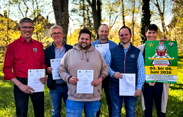 Die Verträge sind unterzeichnet (v.li.): Bürgermeister Tobias Kreuter, Erster Stadtrat Lothar Ditter, Andree Dunkel (Vorsitzender der Burschenschaft Ziegenhain), Eckhard Haaß (Brauerei Haaß), Michael Hahn (Festwirt) und Franziska Gonther (Geschäftsführerin Kirmesausschuss). Foto: N.N. | Stadt Schwalmstadt