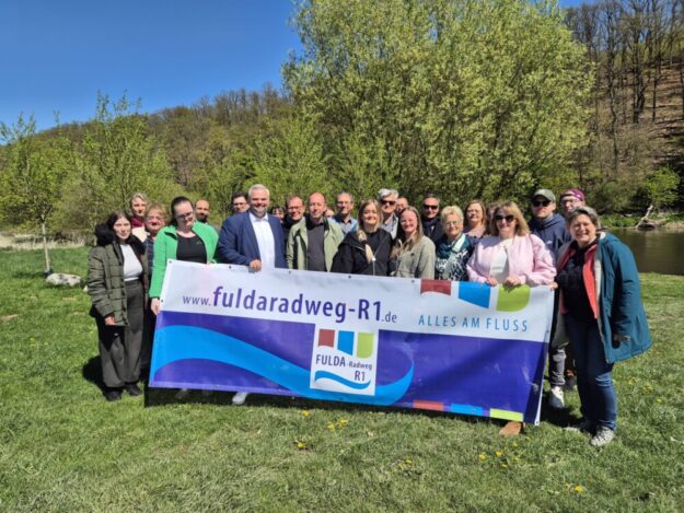 Vertreter der Anrainer-Kommunen und -Landkreise, des Eder-Radwegs, des Diemelradwegs und der GrimmHeimat Nordhessen (Jana Saur, Projektleitung (1.v.li.), Angela Eisenblätter (Clusterleitung, 1.v.re.) gemeinsam mit Gastgeber Daniel Jung (1. Stadtrat Baunatals (7.v.li.)). Foto: N.N. | © GrimmHeimat NordHessen