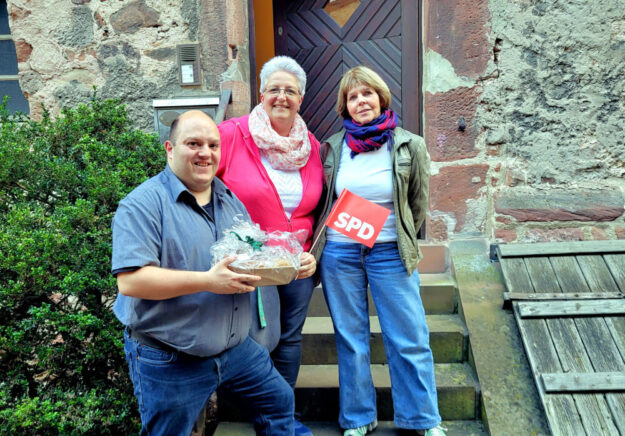 Daniel Diebel, Co-Vorsitzender SPD AG SelbstAktiv, mit Andrea Graf (OV-Vorsitzende) und Inge Fleschenberg (stellv. OV-Vorsitzende). Foto: N.N. | SPD Ortsverein