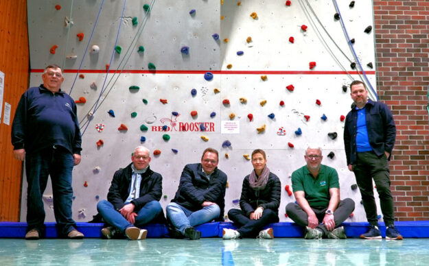 Der Förderverein Jugend- und Freizeiteinrichtung übergab zum runden Geburtstag neue Matten für die Kletterwand (v.li.): Karl-Heinz Vaupel (Vorsitzender Förderverein), Erster Kreisbeigeordneter Jürgen Kaufmann, Landrat Winfried Becker, Kerstin Schwab (Leiterin Eigenbetrieb »Jugend- und Freizeiteinrichtungen«), Marquard Graf von Kageneck (Hausleiter Buchenhaus) und Martin Kuge (2. Vorsitzender Förderverein). Foto: Jörg Warlich