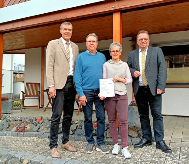 Fritzlars Bürgermeister Hartmut Spogat, Klemens und Sandra Konrad (Betreiber der Ferienwohnung Am Eckerich) und Landrat Winfried Becker (v.li.). Foto: Susanne Ebel | Stadtmarketing Fritzlar