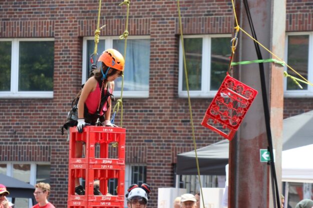 Wie schwierig die Rettung in der Höhe ist, zeigt sich beim Kistenklettern mit der Höhensicherung Nordhessen und der Bergwacht. Foto: N.N. | pm, tmk-kassel