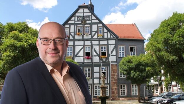 Fraktionsvorsitzender Christian Herche will sein Wahlversprechen einlösen und die Verwaltungsarbeit im Rathaus von Treysa klarer strukturieren. Fotos/Montage: N.N. | pm, FREIE WÄHLER