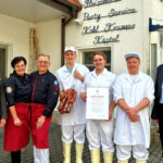 Übergabe des Ausbildungszertifikats an die Fleischerei & Partyservice Kohl Kramer GmbH (von links): Christiane Schneider (Arbeitgeber-Service der Arbeitsagentur), Gabriele und Fritz Kästel, Auszubildender Elias Olms, Max Kästel, Auszubildender Max Ludwig und Bernd Wilke (Arbeitsagentur). Foto: N.N. | Agentur für Arbeit Korbach