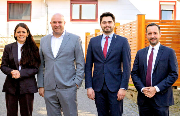 Die Landtagsabgeordnete Christin Ziegler mit Heimatminister Ingmar Jung sowie den Bürgermeistern Lukas Daum (Gilserberg) und Luca Fritsch (Willingshausen) haben die Förderbescheide im Rahmen des Programms »Starkes Dorf+« an hiesige Initiativen vergeben. Foto: N.N. | © HMLU