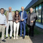 Gruppenbild vor der „schwarzen Zentrale“ (v.li.): Andreas Göbel (HPhV-Kreisvorsitzender Fritzlar), Stephan Uhde (Leiter Staatliches Schulamt), Christin Ziegler (MdL), Armin Schwarz (Hessischer Minister für Kultus, Bildung und Chancen) und Dominik Leyh (MdL). Foto: N.N. | CDU Kreisverband