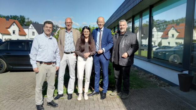 Gruppenbild vor der „schwarzen Zentrale“ (v.li.): Andreas Göbel (HPhV-Kreisvorsitzender Fritzlar), Stephan Uhde (Leiter Staatliches Schulamt), Christin Ziegler (MdL), Armin Schwarz (Hessischer Minister für Kultus, Bildung und Chancen) und Dominik Leyh (MdL). Foto: N.N. | CDU Kreisverband