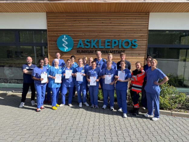 Haben während des S.A.V.E. Teamtrainings ihre Kenntnisse und Fähigkeiten vertieft: Das Ärzte- und Pflegepersonal der Notaufnahme mit den Trainern des Asklepios Instituts für Notfallmedizin. Foto: N.N. | Asklepios